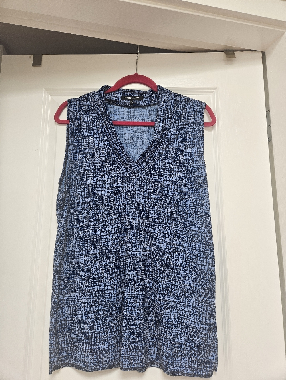 Jones New York Navy and Light Blue Sleeveless V-Neck Tank